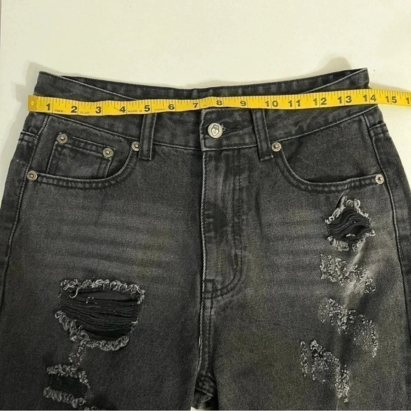 Nasty Gal NWT High Rise Shredded Distressed Faded Black Raw Hem  jeans size us 4 - Picture 3 of 12